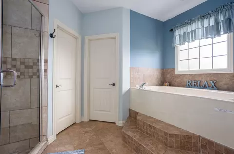 Bath - 2818 E Cherrybark St, Springfield, MO 65804 photo 3 of 5