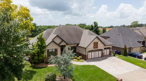 View/Area - 2818 E Cherrybark St, Springfield, MO 65804 photo 2 of 11