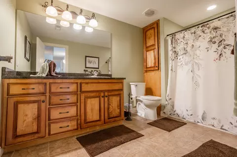 Bath - 2818 E Cherrybark St, Springfield, MO 65804 photo 5 of 5