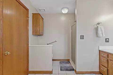 Bath - 3477 W Edgewood St, Springfield, MO 65807 photo 2 of 4