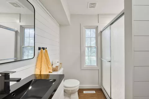 Bath - 718 E University St, Springfield, MO 65807 photo 4 of 7