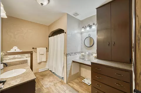 Bath - 718 E University St, Springfield, MO 65807 photo 5 of 7