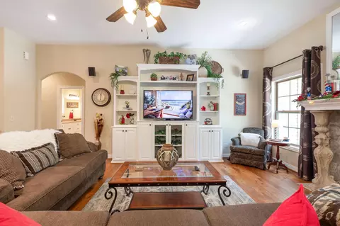 Living - 245 N Ridge Pl, Branson, MO 65616 photo 2 of 3