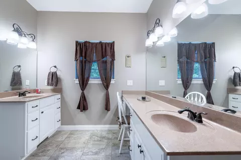 Bath - 245 N Ridge Pl, Branson, MO 65616 photo 2 of 4