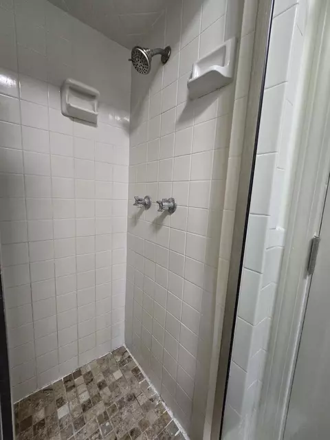Bath - 4321 S Ridgecrest Dr, Springfield, MO 65810 photo 5 of 9