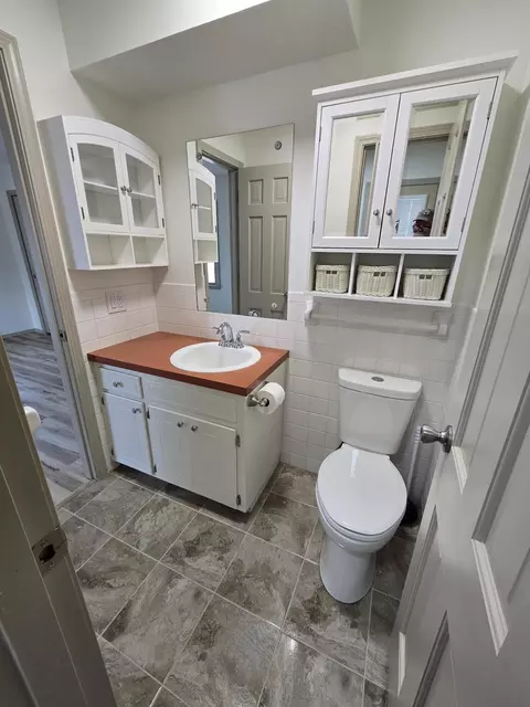 Bath - 4321 S Ridgecrest Dr, Springfield, MO 65810 photo 1 of 9