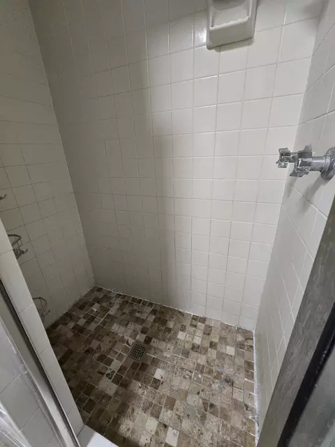 Bath - 4321 S Ridgecrest Dr, Springfield, MO 65810 photo 3 of 9