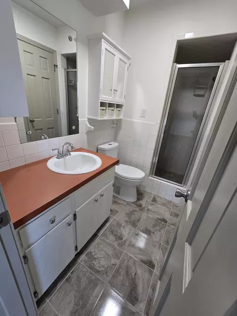 Bath - 4321 S Ridgecrest Dr, Springfield, MO 65810 photo 2 of 9