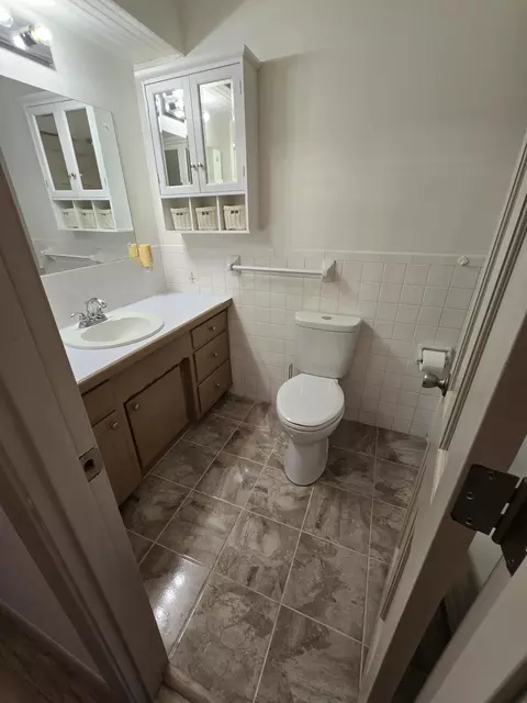 Bath - 4321 S Ridgecrest Dr, Springfield, MO 65810 photo 6 of 9