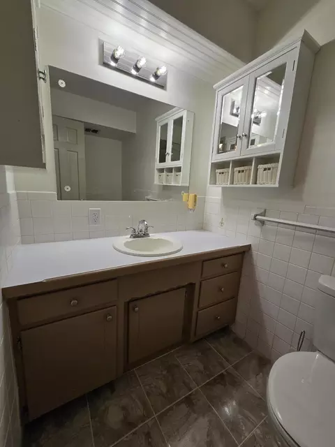 Bath - 4321 S Ridgecrest Dr, Springfield, MO 65810 photo 7 of 9