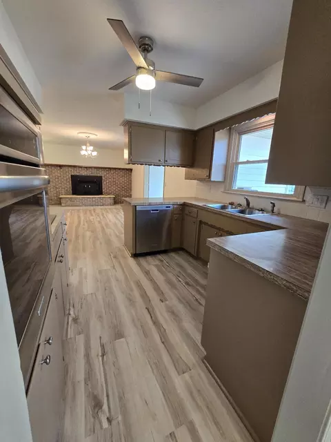 Kitchen - 4321 S Ridgecrest Dr, Springfield, MO 65810 photo 1 of 6