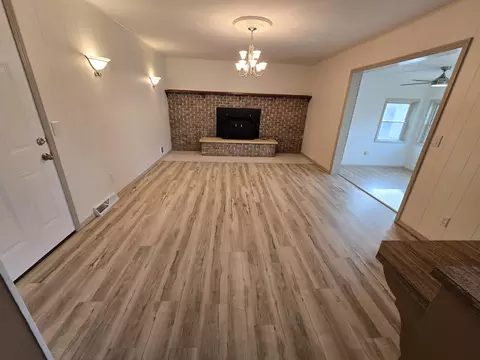 Living - 4321 S Ridgecrest Dr, Springfield, MO 65810 photo 2 of 4