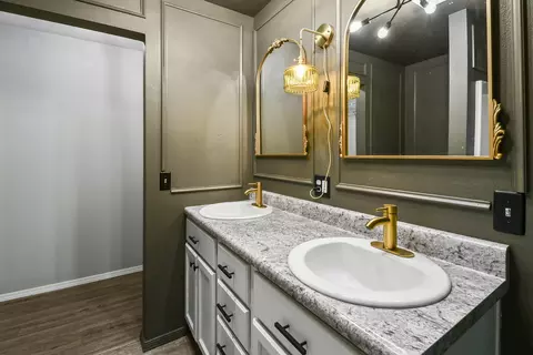 Bath - 547 Hudson Ave, Republic, MO 65738 photo 2 of 4