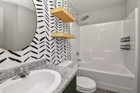 Bath - 547 Hudson Ave, Republic, MO 65738 photo 3 of 4