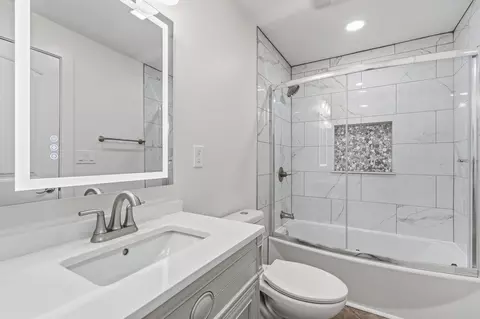 Bath - 6308 S Glenridge Dr, Springfield, MO 65804 photo 5 of 8