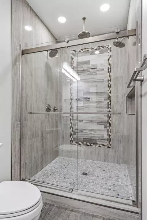 Bath - 6308 S Glenridge Dr, Springfield, MO 65804 photo 2 of 8