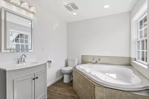 Bath - 6308 S Glenridge Dr, Springfield, MO 65804 photo 7 of 8