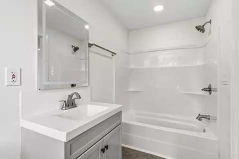 Bath - 6308 S Glenridge Dr, Springfield, MO 65804 photo 6 of 8