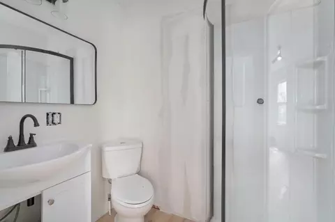Bath - 1012 E Morningside St, Springfield, MO 65807 photo 3 of 3