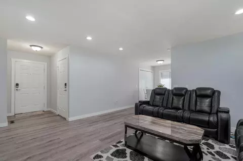 Entry Way - 1037 W Lindberg St, Springfield, MO 65807 photo 1 of 1