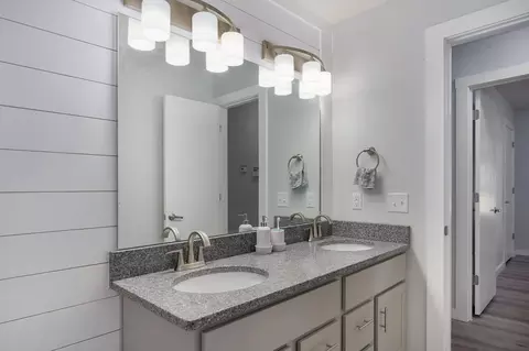 Bath - 1037 W Lindberg St, Springfield, MO 65807 photo 3 of 4