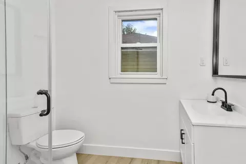 Bath - 736 E Greenwood St, Springfield, MO 65807 photo 3 of 4