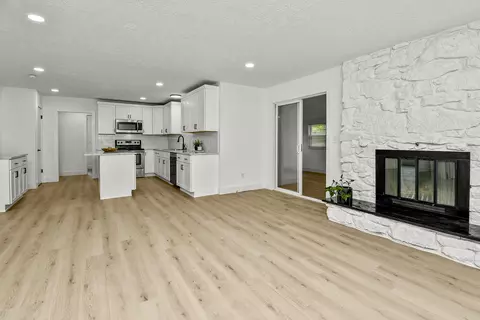 Living - 736 E Greenwood St, Springfield, MO 65807 photo 6 of 6