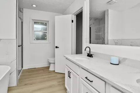 Bath - 736 E Greenwood St, Springfield, MO 65807 photo 1 of 4