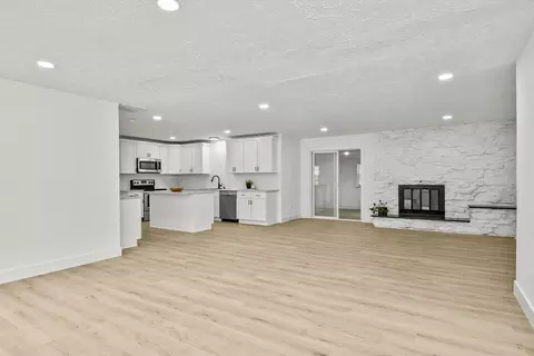 Living - 736 E Greenwood St, Springfield, MO 65807 photo 5 of 6