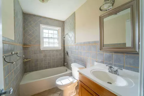 Bath - 5486 S Clay Ave, Springfield, MO 65810 photo 3 of 3
