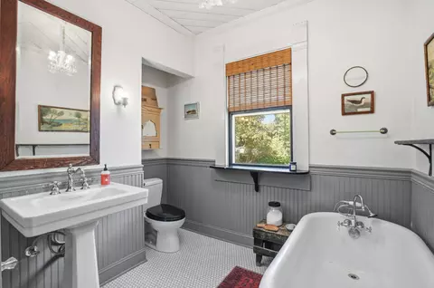 Bath - 637 S Weller Ave, Springfield, MO 65802 photo 1 of 3