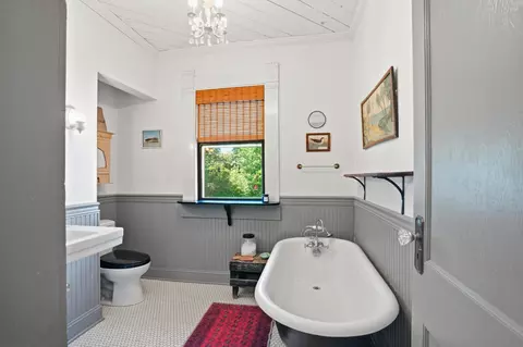 Bath - 637 S Weller Ave, Springfield, MO 65802 photo 2 of 3