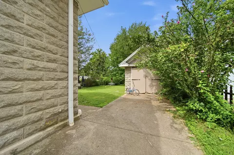 Exterior - 637 S Weller Ave, Springfield, MO 65802 photo 6 of 10