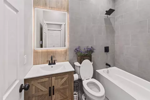 Bath - 2900 W Lombard St, Springfield, MO 65802 photo 5 of 5