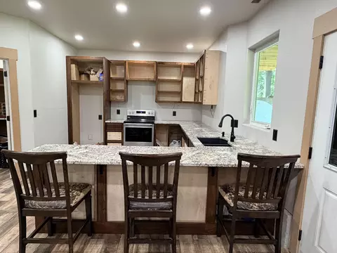 Kitchen - 71 Castlegate Dr, Seymour, MO 65746 photo 3 of 4