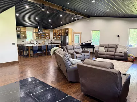 Living - 71 Castlegate Dr, Seymour, MO 65746 photo 2 of 4