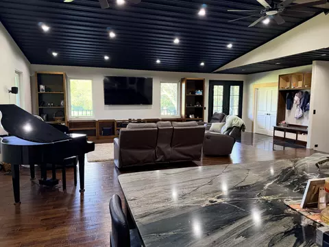 Living - 71 Castlegate Dr, Seymour, MO 65746 photo 3 of 4