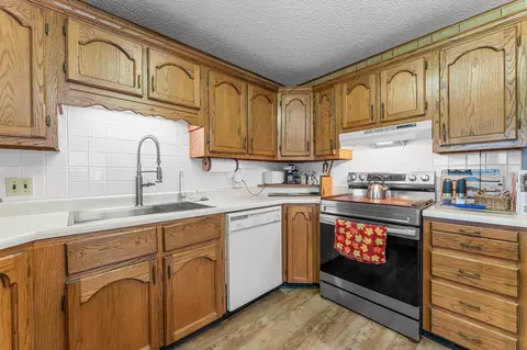 Kitchen - 25691 Hillcrest Dr, Shell Knob, MO 65747 photo 2 of 5