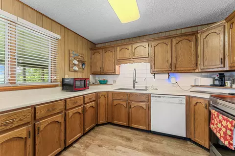 Kitchen - 25691 Hillcrest Dr, Shell Knob, MO 65747 photo 4 of 5
