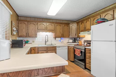 Kitchen - 25691 Hillcrest Dr, Shell Knob, MO 65747 photo 3 of 5