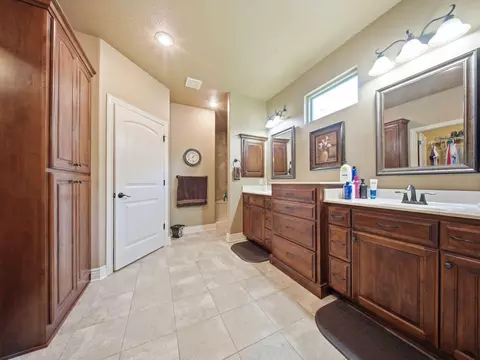 Bath - 599 Penzance Dr, Nixa, MO 65714 photo 1 of 5