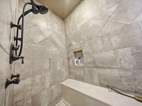 Bath - 599 Penzance Dr, Nixa, MO 65714 photo 3 of 5