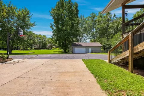 Exterior - 1050 E Camorene St, Springfield, MO 65803 photo 6 of 8