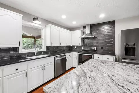Kitchen - 1050 E Camorene St, Springfield, MO 65803 photo 3 of 4