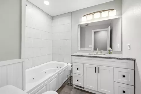 Bath - 1050 E Camorene St, Springfield, MO 65803 photo 3 of 5