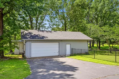 Exterior - 1050 E Camorene St, Springfield, MO 65803 photo 6 of 7