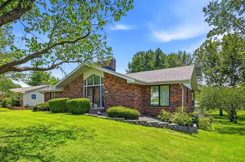 Exterior - 1050 E Camorene St, Springfield, MO 65803 photo 3 of 7