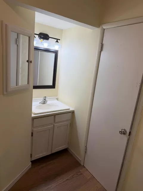 Bath - 917 S Elm St, Mountain View, MO 65548 photo 2 of 5