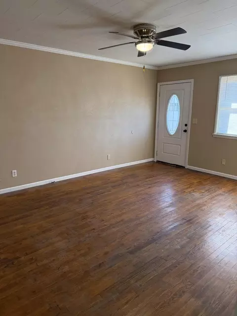 Living - 917 S Elm St, Mountain View, MO 65548 photo 3 of 7