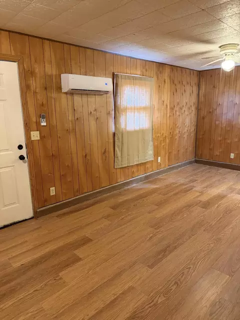 Living - 917 S Elm St, Mountain View, MO 65548 photo 4 of 7